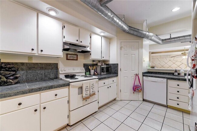 Foto del edificio - 1712 Lakeshore Dr