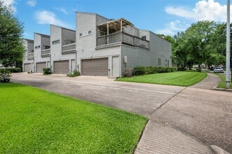Building Photo - 11709 Lakeside Pl Dr