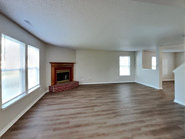 Foto del edificio - HALF OFF RENT! 3 Bedroom Homes with Great ...
