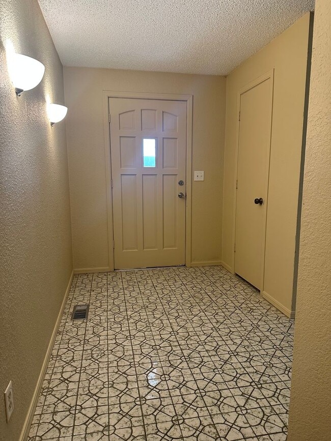 Building Photo - This duplex offers 3 spacious bedrooms, 2....