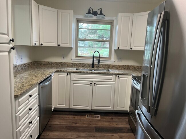 Building Photo - 1707 Sundale Rd