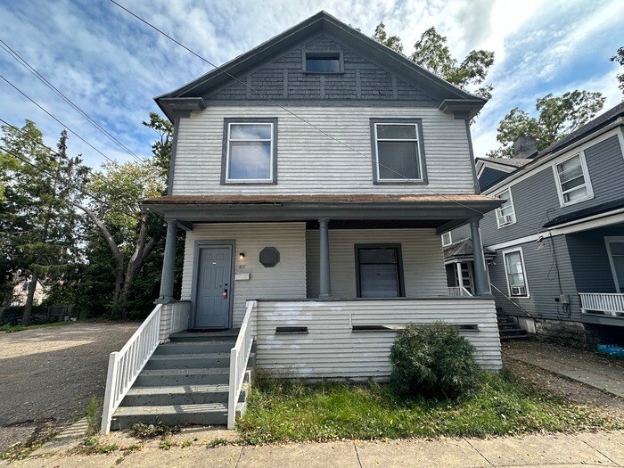 Foto principal - Large 4bed/2ba home right downtown Kalamazoo!