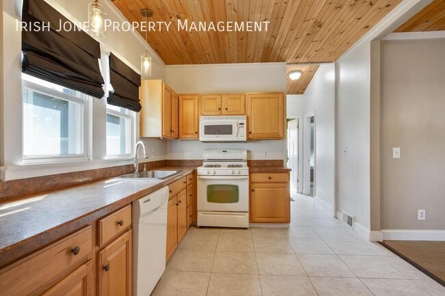 Building Photo - 2829 South Park Ave