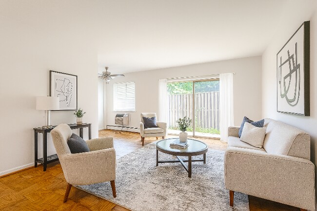 Foto del edificio - 4465 MacArthur Blvd NW