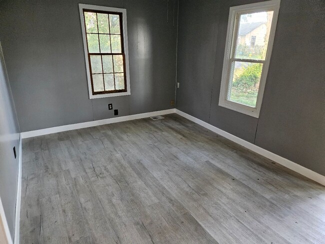 Building Photo - *Knoxville 37914 - 2 bedroom, 1 bath,  han...