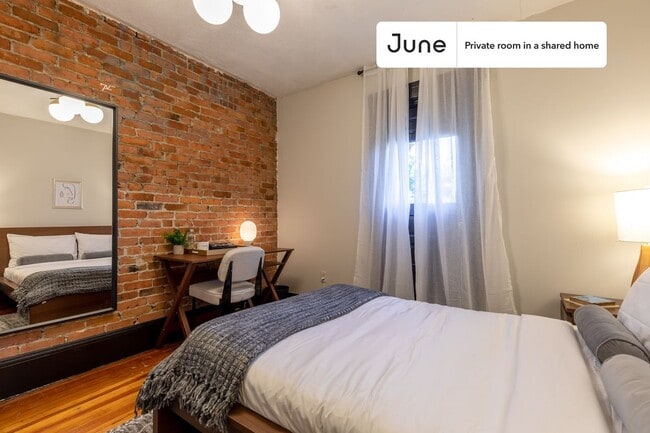 Building Photo - Private bedroom in 5 bed/2 bath Home