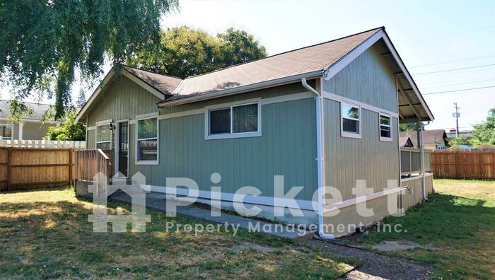 Primary Photo - Cute remodeled bungalow Near PSNS