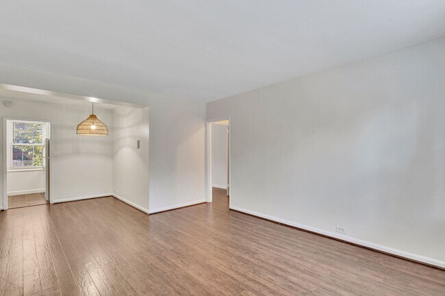 Foto del edificio - Spacious Corner unit 1 BR 1 BA