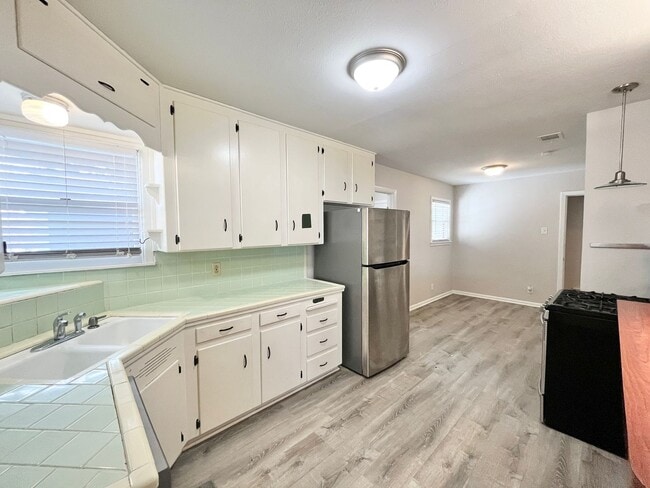 Foto del edificio - 4901 Rector Ave