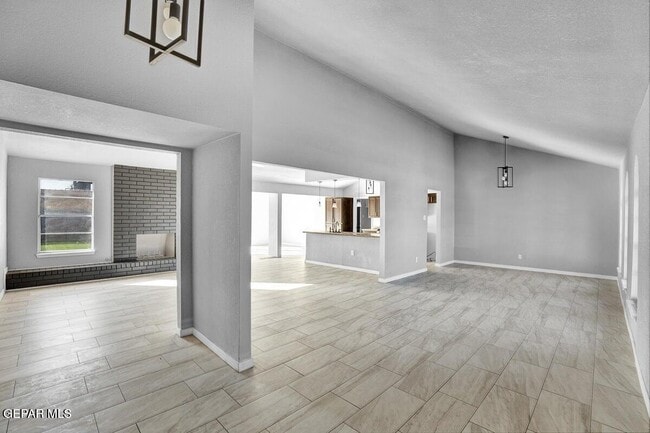 Building Photo - 3709 Roslyn Dr