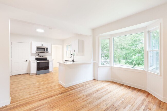 Building Photo - Beautiful Newly Renovated 2/1 w/ Large Fen...