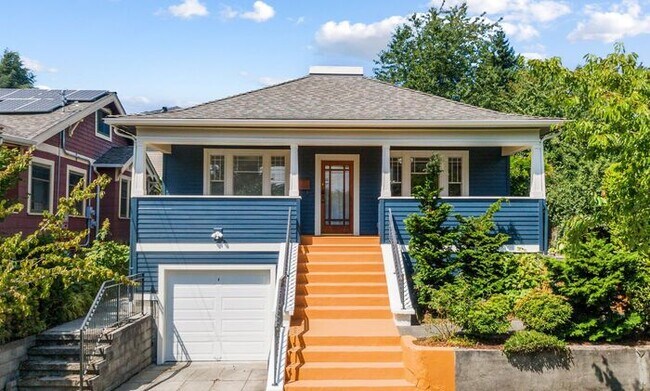 Building Photo - Gorgeous Classic AIR CONDITIONED Craftsman