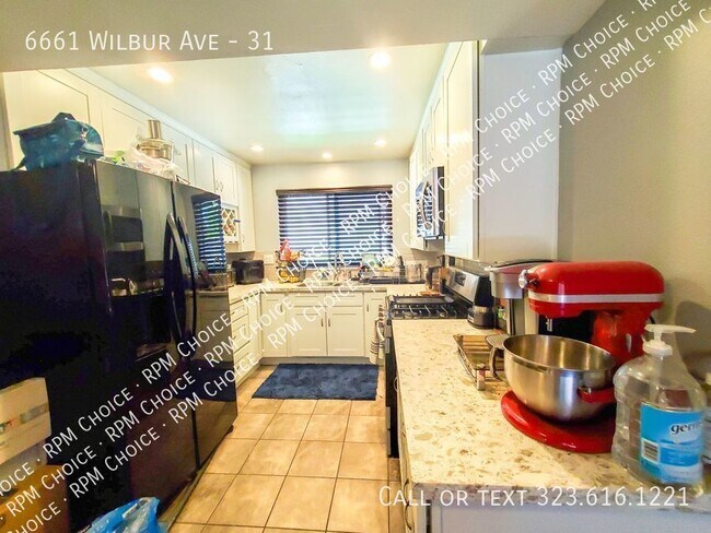 Building Photo - 4bd/2ba Townhome in a Quiet & Well Maintai...