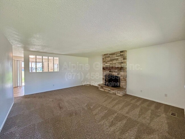 Building Photo - 5595 SW Menlo Dr