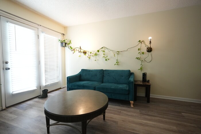 Foto principal - A charming house w/ 2 beds and 2 bath