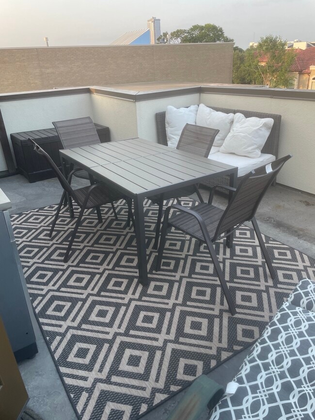 Building Photo - 802 W Drew St