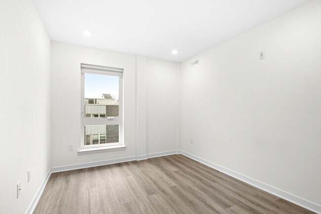 Foto del edificio - 2451 Frankford Ave