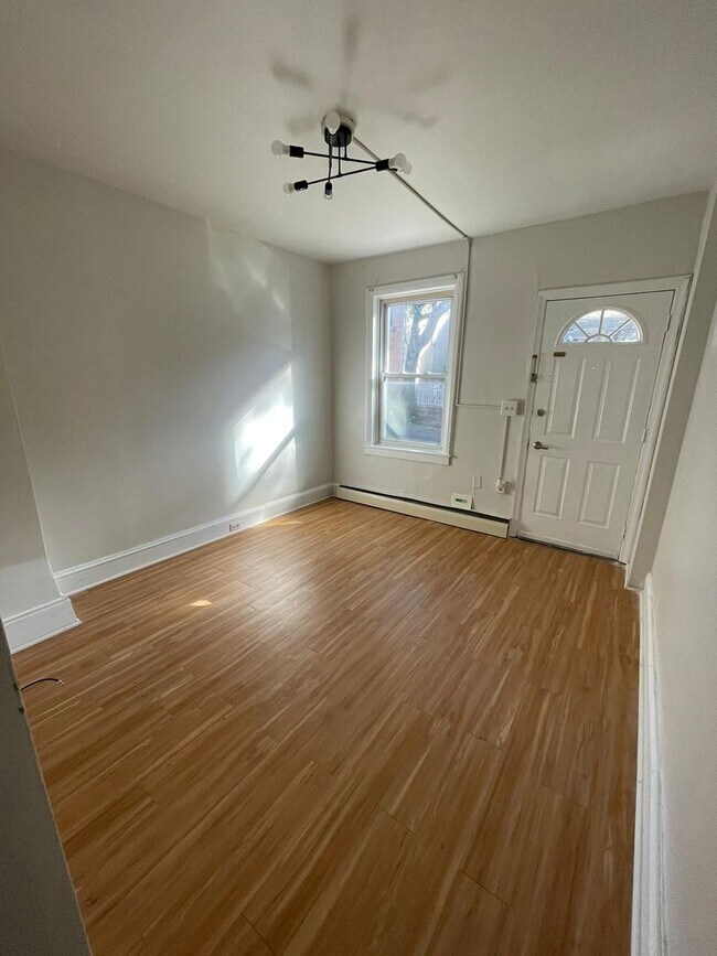 Foto del edificio - Cozy 2 bedroom 1 bathroom house with off-street parking