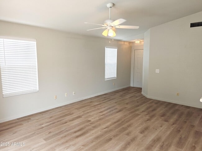 Foto del edificio - 8811 N 5th St