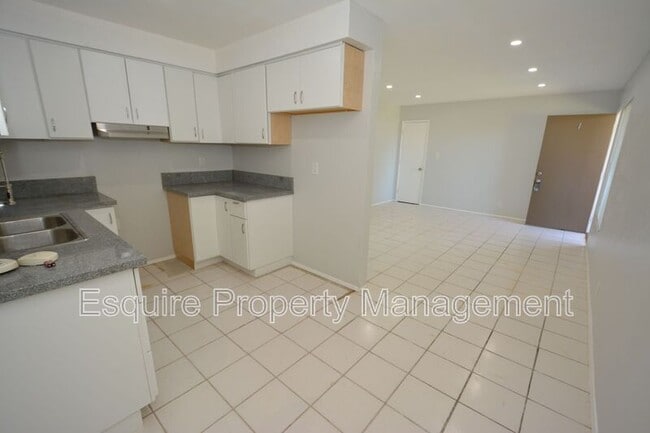 Building Photo - 950 W Cedar Ct