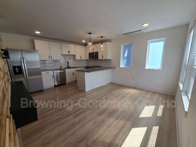 Photo - 102 Duke St Townhome