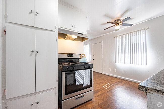 1BR, 1BA - 735SF - Kitchen - Palm Gate Apartments