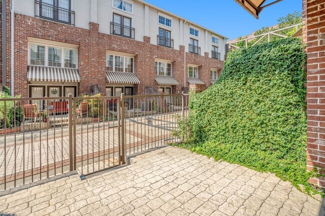 Foto del edificio - 2 bdrm, 2.5 bath Town Home steps away from...