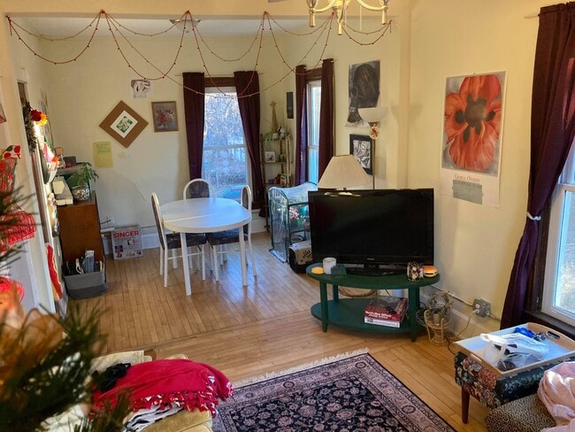 XL Living Room - 609 E Johnson St