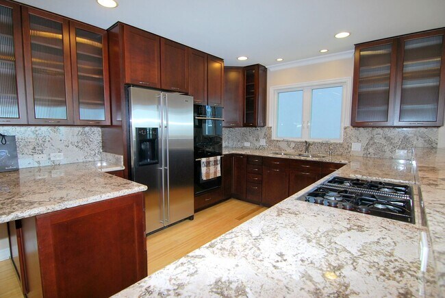 Foto del edificio - Ocean Views, High End Appliances and Large Deck with Beach Access