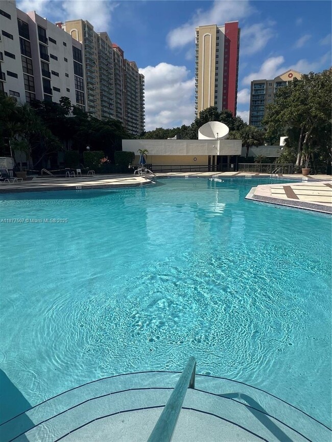 Foto del edificio - 17011 N Bay Rd