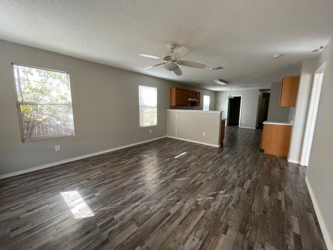Foto del edificio - 5013 Waterford Dr