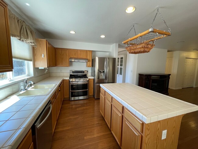 Building Photo - 3 Bedroom / 2 Bathroom Northwest Home