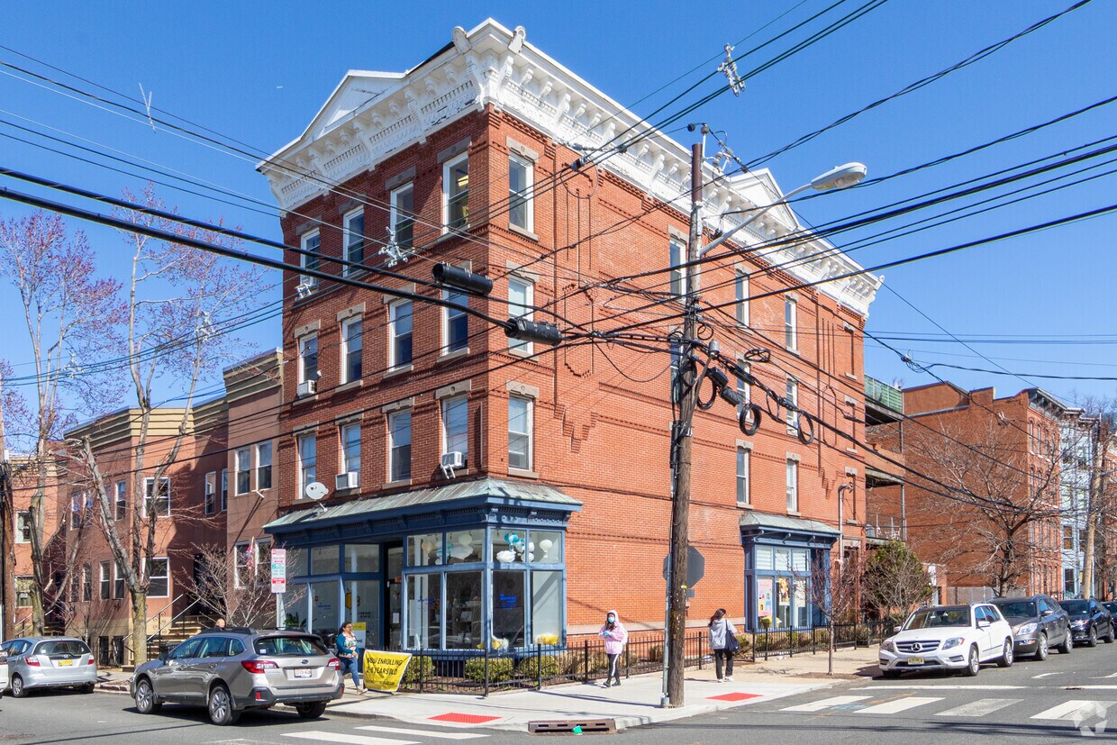 Primary Photo - 278 Monmouth St