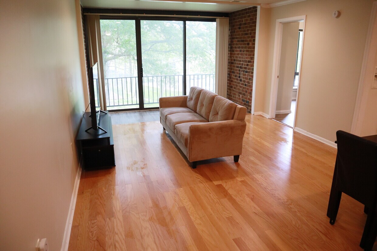 Foto principal - 8427 Greenbelt Rd