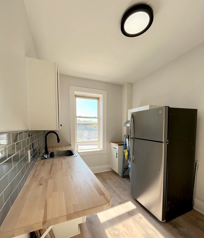 Building Photo - 300 Elm Pl