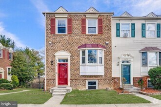 Building Photo - 8213 Roxbury Dr