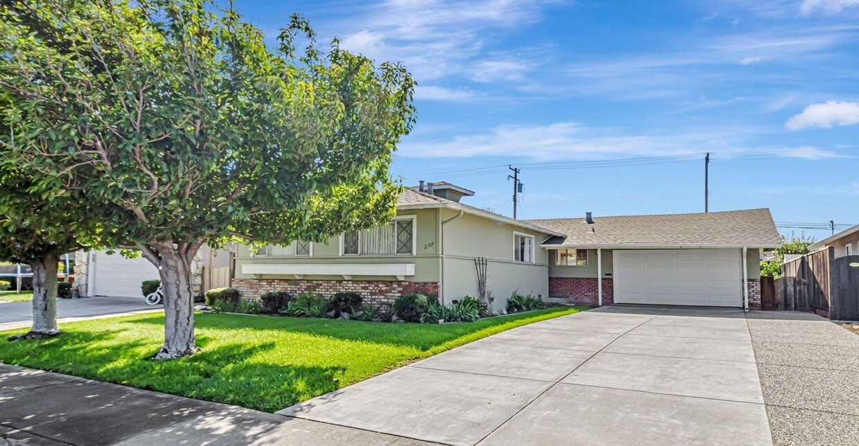 Primary Photo - Charming 3-Bedroom 2-Bathroom Home in Sant...