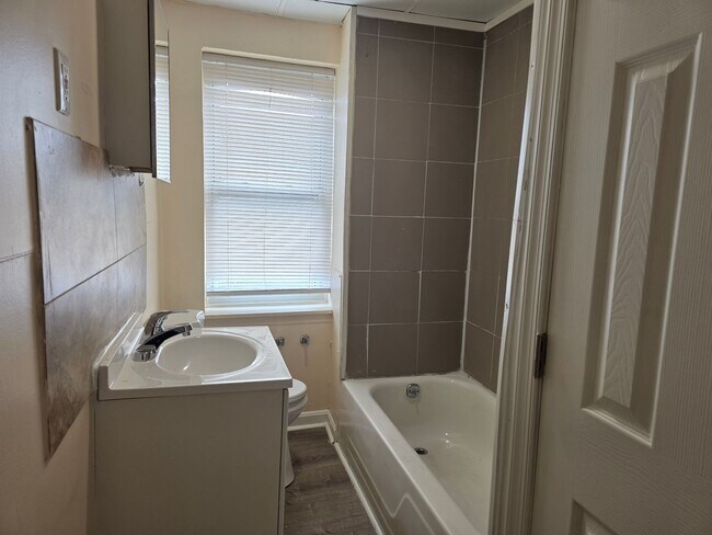 Foto del edificio - 100 N Franklin St