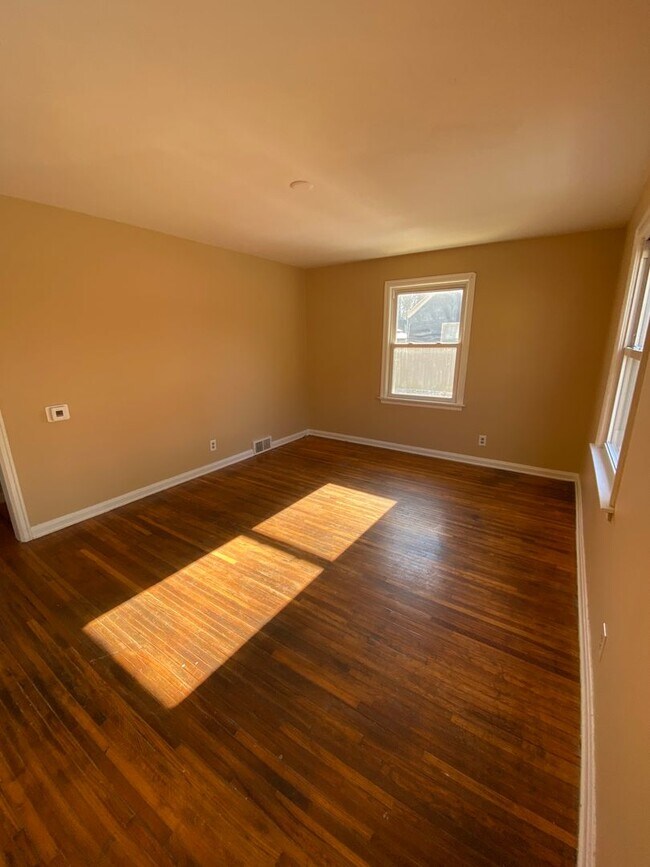 Building Photo - 4615 Plaza Dr