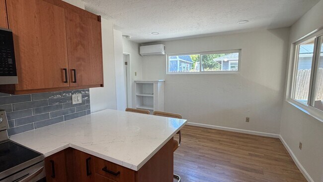 Foto del edificio - Concord Beautiful 1 bedroom 1 bathroom ADU updated kitchen, 2 car parking, fresh paint