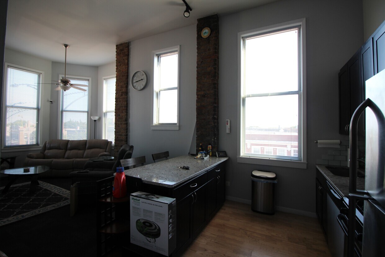 Primary Photo - 7044 N Clark St