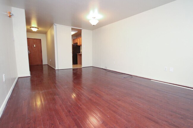 Foto del edificio - Luxury 1 Bedroom with Balcony, Pool & City Views – Hopkinson House