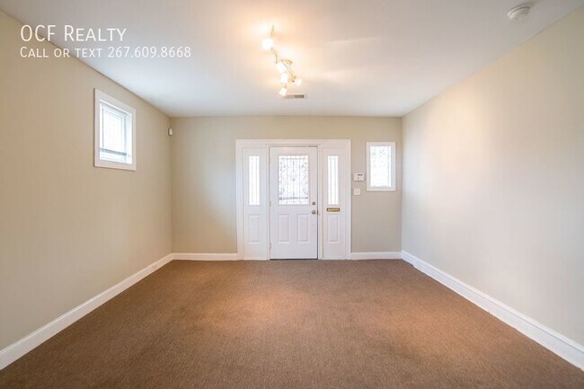 Building Photo - 4 Bed La Salle Area Townhouse