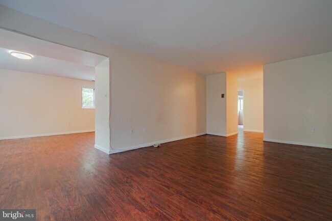 Building Photo - 9700 Kingsbridge Dr