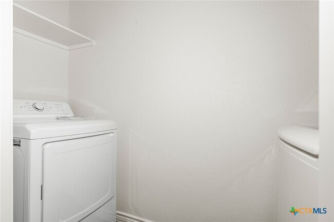 Foto del edificio - 5219 Rose Gdn Lp