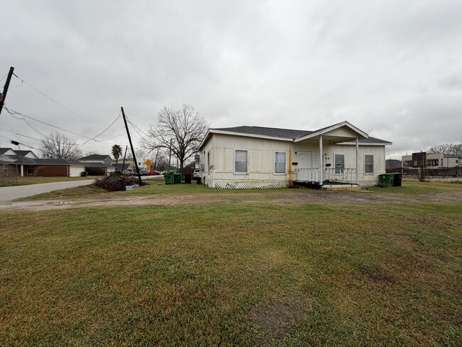 Building Photo - 3710 Holmes Rd