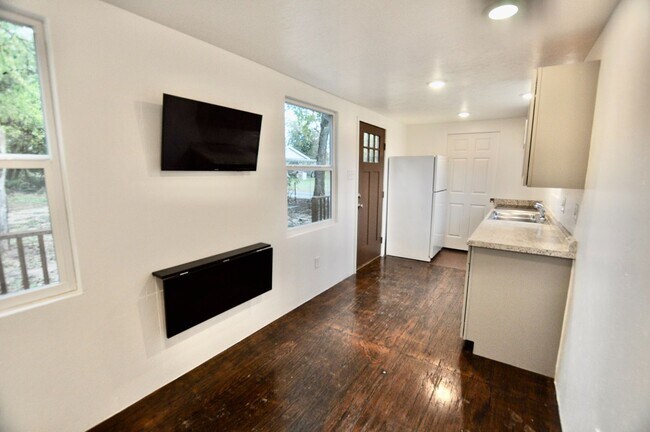 Foto del edificio - FOR LEASE! 1 BR - 1 BA - 325 sf - Container Home. All Utilities (Electricity, Water, Sewer & Garb...