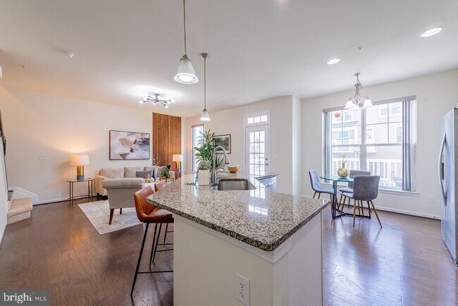 Building Photo - 43376 Town Gate Square