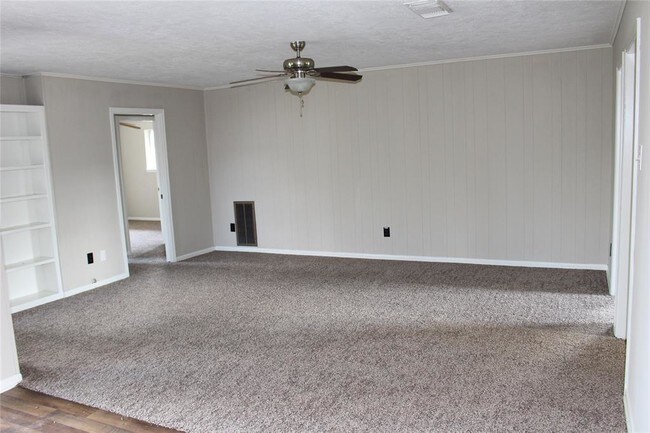 Building Photo - 2114 Yorktown Ct S