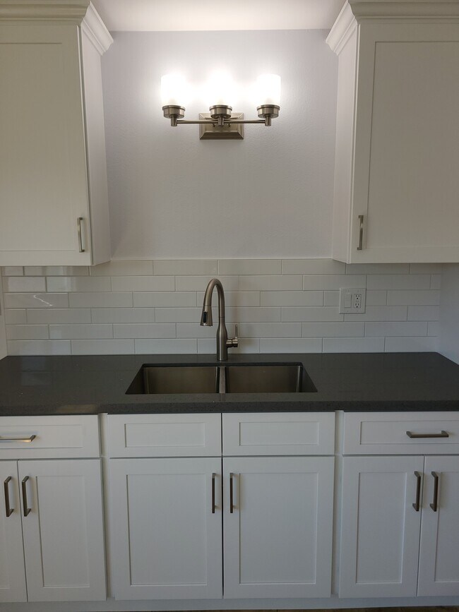 Foto del edificio - 1655 W 146th St